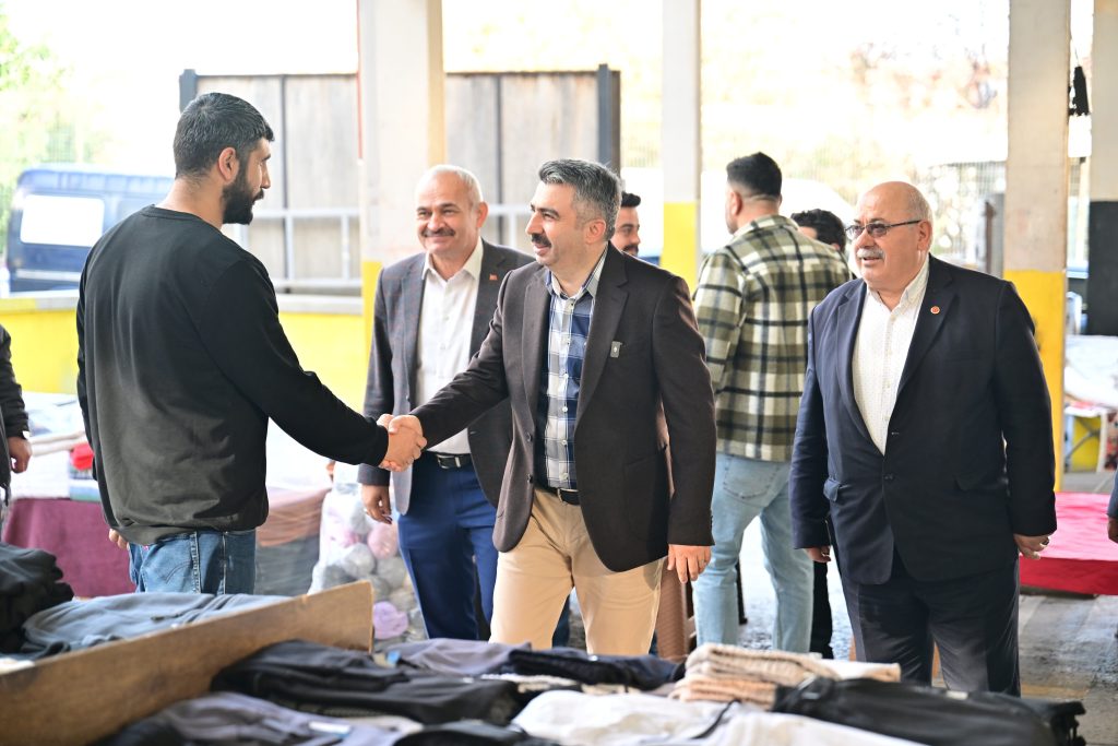 Başkan Yılmaz, Pazar Esnafıyla Buluştu