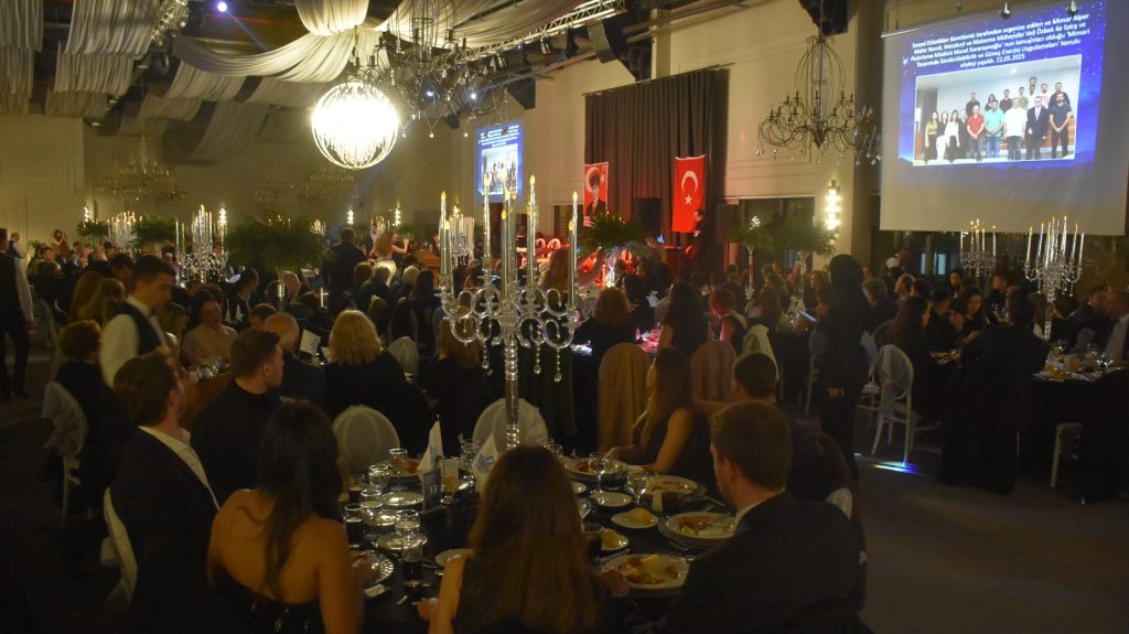 Mimarların Onur Gecesi Bursa’da Coşkuyla Kutlandı: TMMOB Mimarlar Odası Bursa Şubesi Meslekte Yılını Dolduran Mimarları Onurlandırdı