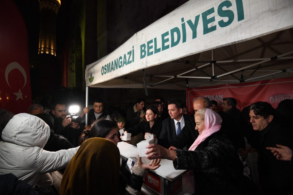 Ulucami’de Kandil Bereketi: Başkan Erkan Aydın Vatandaşlara Kandil Simidi İkram Etti