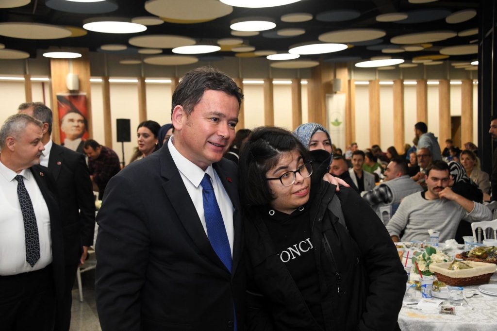 Başkan Erkan Aydın Engelleri Sevgiyle Aştı