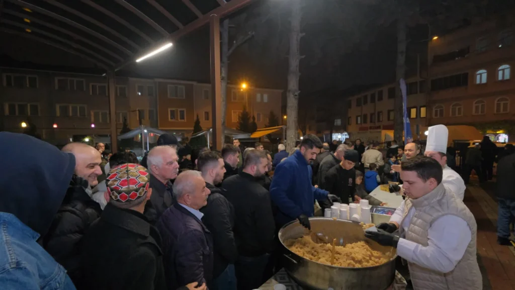 İnegöl’de Kandil Gelenekle Taçlandı Bin Kişilik Helva İkramı!