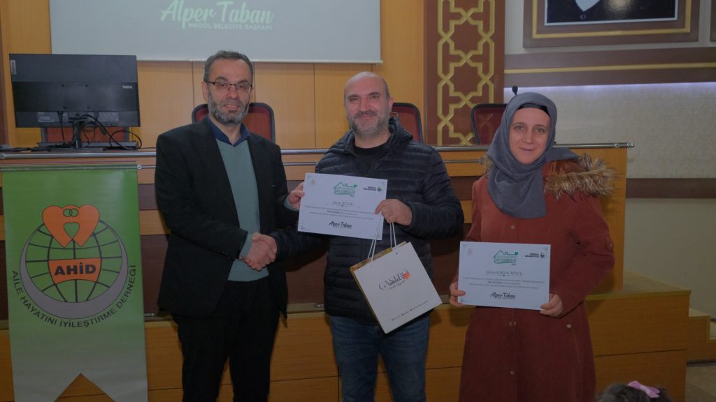 Aile Okulu’nda Ödüller Sahiplerini Buldu: İnegöl’de Aile Kurumuna Dikkat Çeken Kapanış