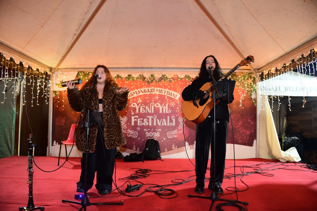 Kar Altında Festival Coşkusu: Osmangazi Meydanı Her Yaştan Vatandaşı Buluşturuyor!