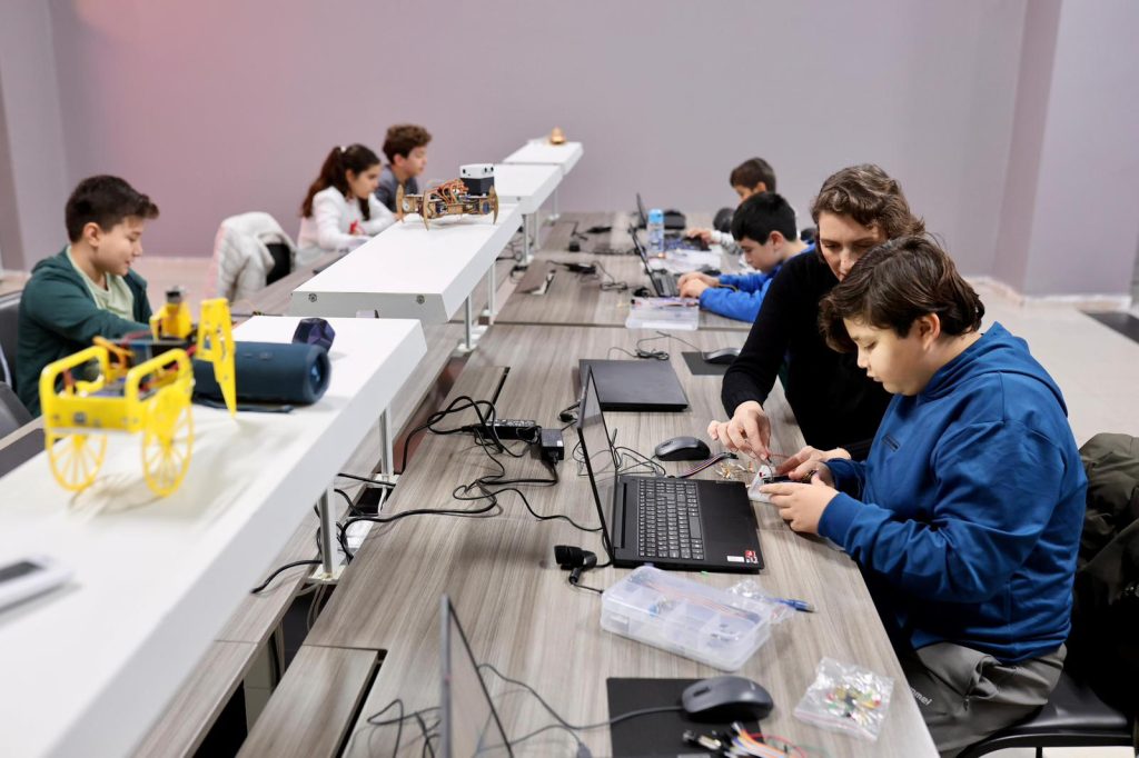 Gemlik’te Çocuklar Robotik Kodlama Öğreniyor