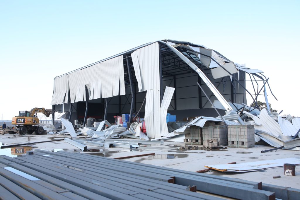 Nilüfer’de Kaçak Yapıya Sıfır Tolerans: Bin 570 Metrekarelik İş Yeri Yıkıldı!