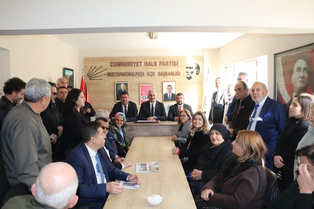 Nihat Yeşiltaş’tan Mustafakemalpaşa Çıkarması: “Çarşı Pazar Yangın Yeri, Çözüm Sandık!”