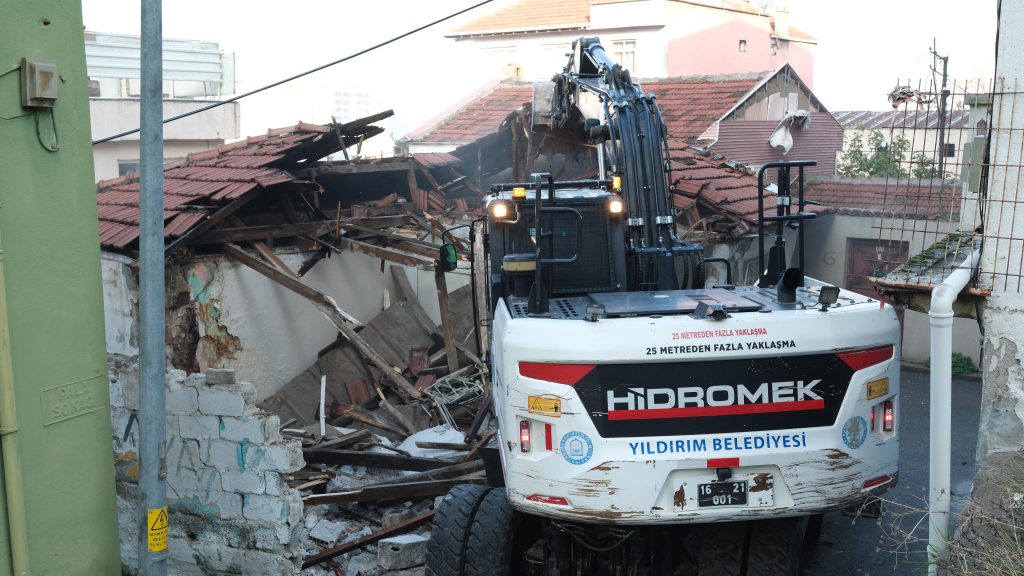 Yıldırım’da Metruk Yapılar Yıkılıyor