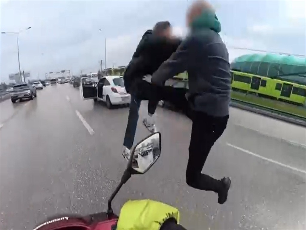 Trafikte Kavga Eden Sürücülerin Ehliyetlerine El Konuldu