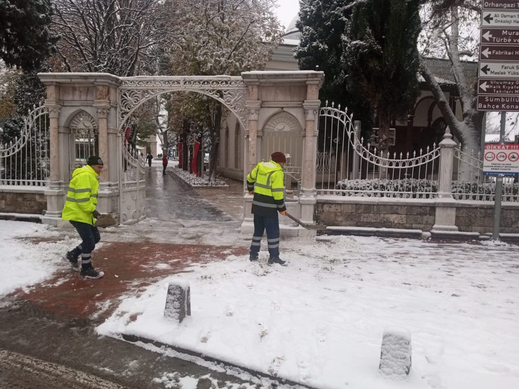 Büyükşehir Ekipleri Kar ve Lodosla Savaşıyor