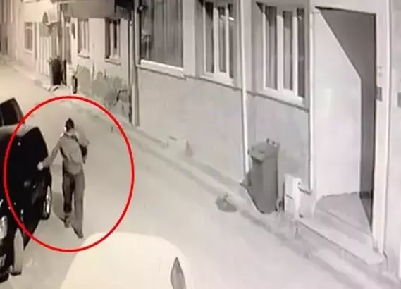 Kesici Aletle 5 Araca Zarar Verdi; Olay Kamerada