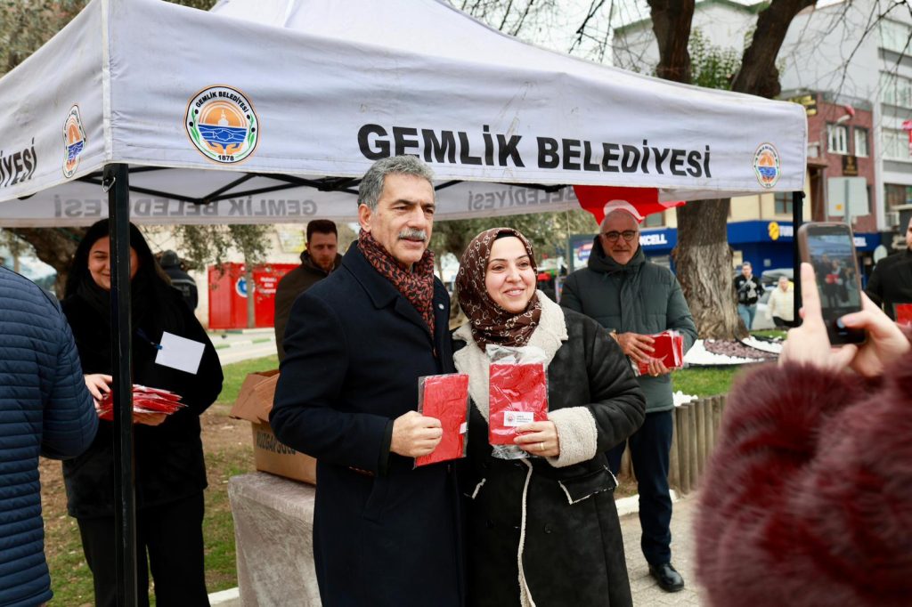 Gemlik Çarşı Meydanı Al Bayrakla Donatıldı