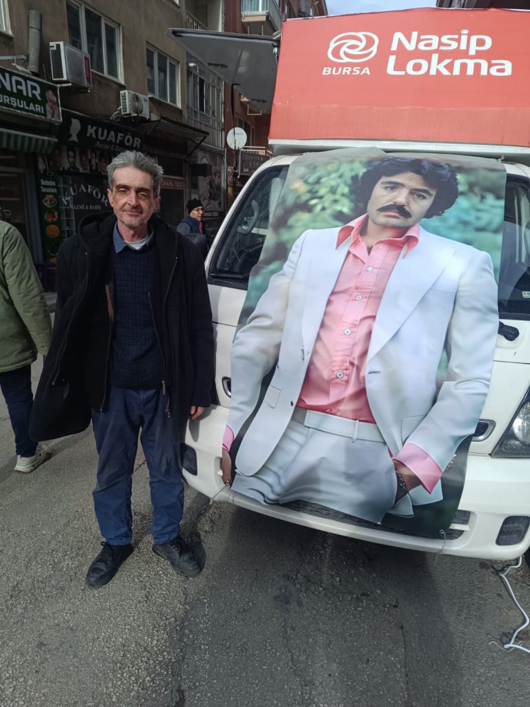 Ferdi Tayfur Anısına 3 Bin Kişiye Lokma Dağıttı