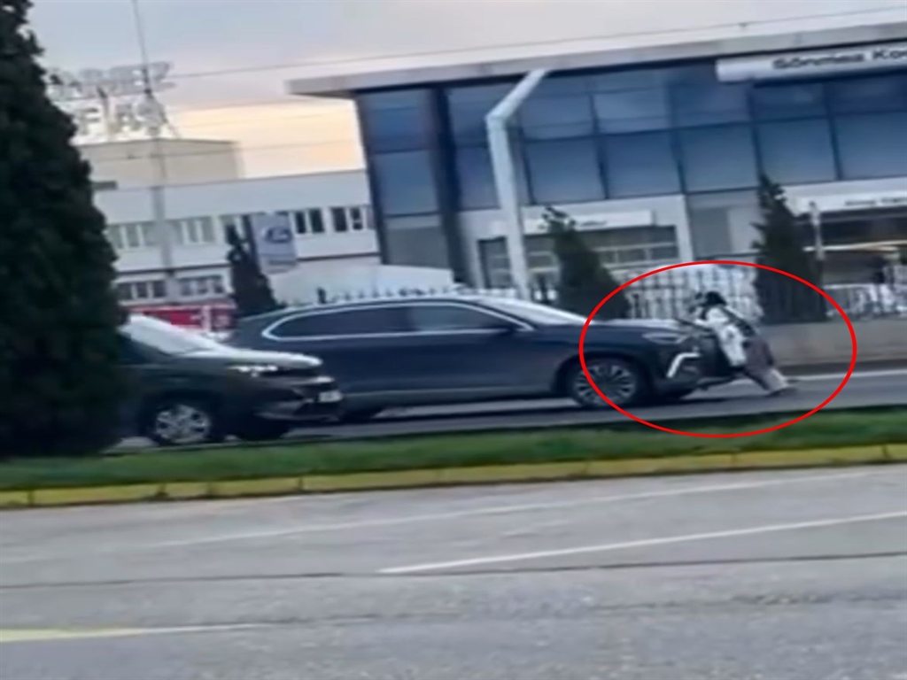 Yola Çıkan Kadının Trafiği Durdurduğu Anlar Kamerada