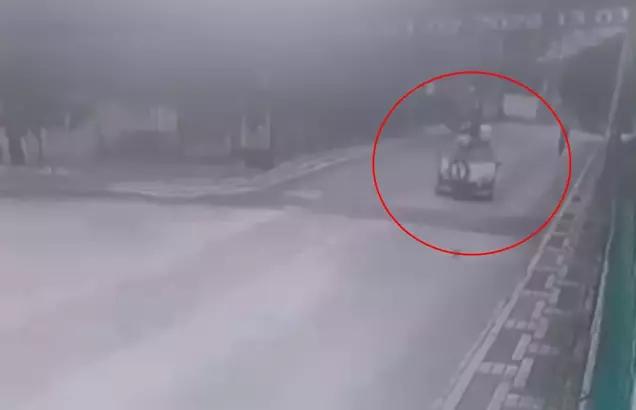 Otomobille Çarpışan Elektrikli Bisiklet Sürücüsünün Yaralandığı Kaza Kamerada