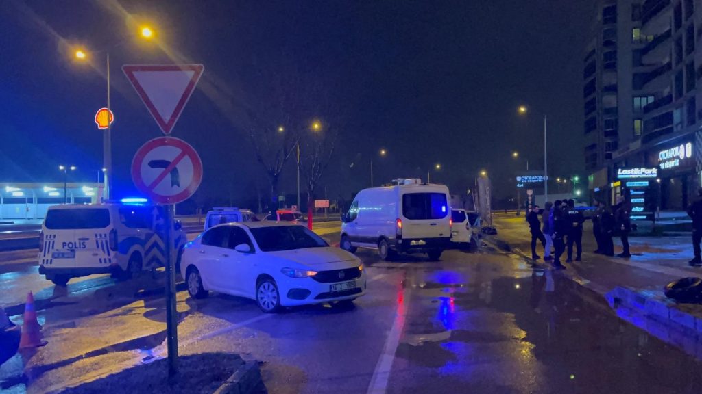 Bursa’da Polisten Kaçan Araçtan El Bombası Çıktı: 3 Gözaltı!