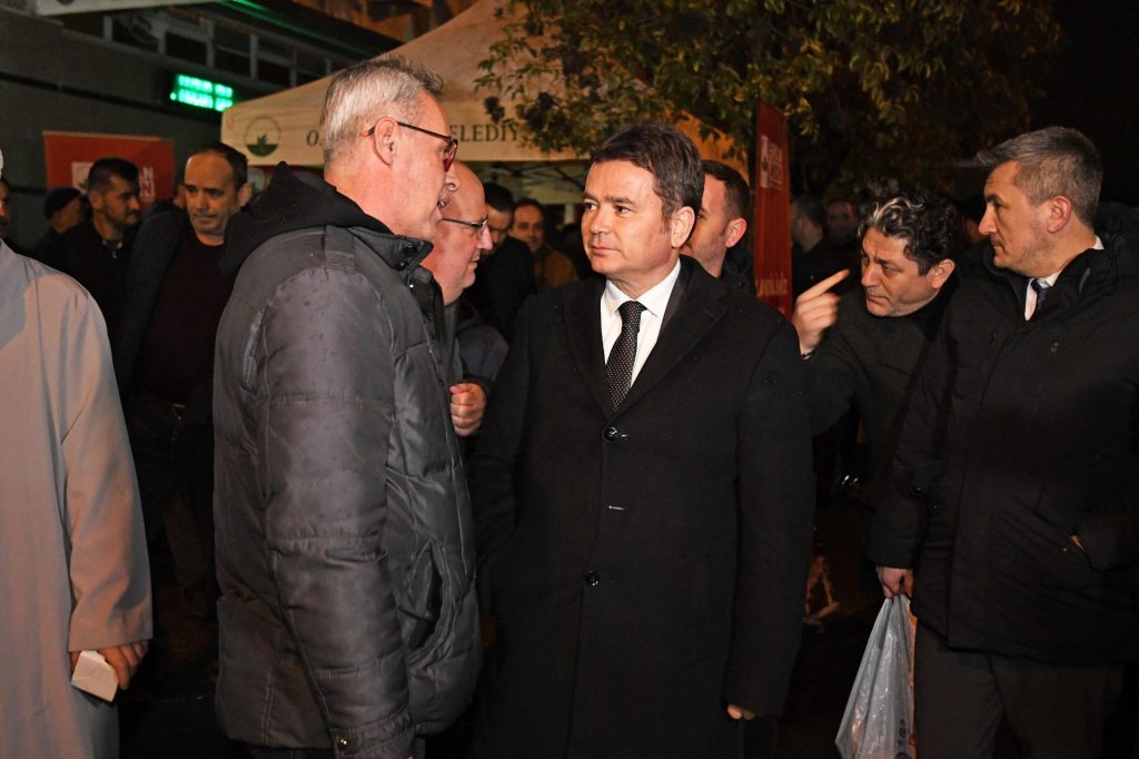 Osmangazi’de Berat Kandili Huzuru: Başkan Aydın Çiftehavuzlar’da Vatandaşla Buluştu Osmangazi’de Berat Kandili Huzuru: Başkan Aydın Çiftehavuzlar’da Vatandaşla Buluştu