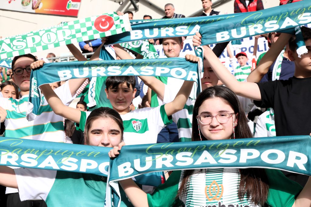 Bursaspor Sevgisi Osmangazi’de Büyüyor: Minik Taraftarlar Tribünde Coştu!