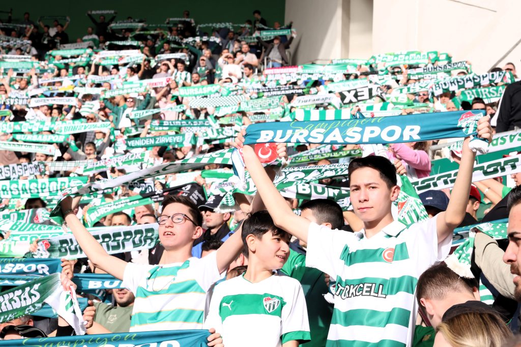 Bursaspor Sevgisi Osmangazi’de Büyüyor: Minik Taraftarlar Tribünde Coştu!
