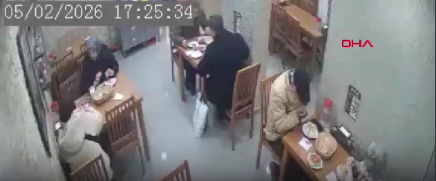 Komiser Nefes Borusuna Yiyecek Kaçan Kişiyi Heimlich Manevrasıyla Kurtardı