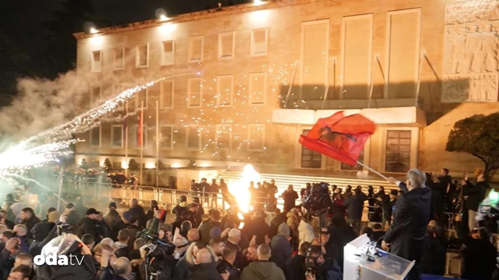 Arnavutluk’ta sokaklar karıştı: Edi Rama zorda