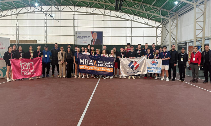 Bursa’da Tenis Heyecanı: Genç Raketler Kortta Kozlarını Paylaştı!