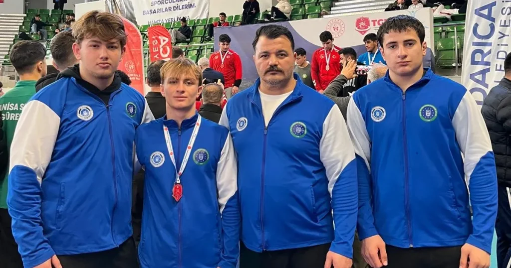 Bursa Büyükşehirli güreşçiler Türkiye kürsüsünü es geçmedi