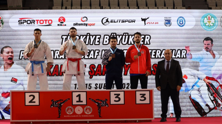 Bursa Büyükşehirli karateciler kürsüden inmedi