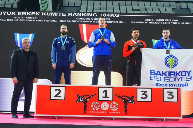 Bursa Büyükşehirli karateciler kürsüden inmedi