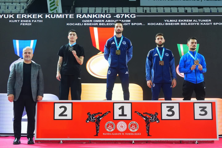 Bursa Büyükşehirli karateciler kürsüden inmedi