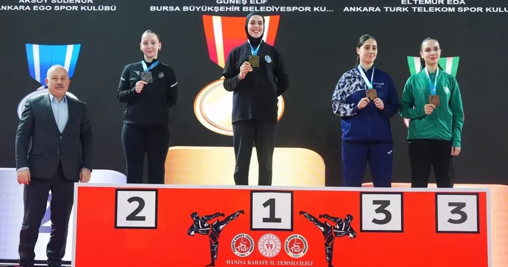 Bursa Büyükşehirli karateciler kürsüden inmedi