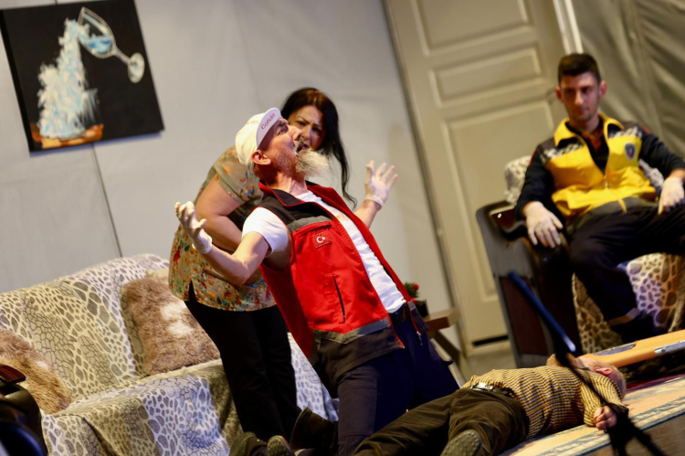 Bursa Gemlik'te ‘9 Canlı’ ayakta alkışlandı