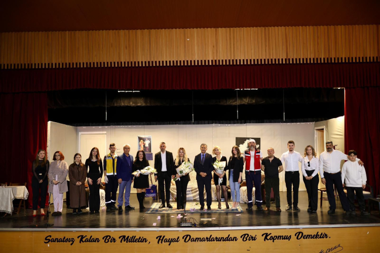 Bursa Gemlik'te ‘9 Canlı’ ayakta alkışlandı