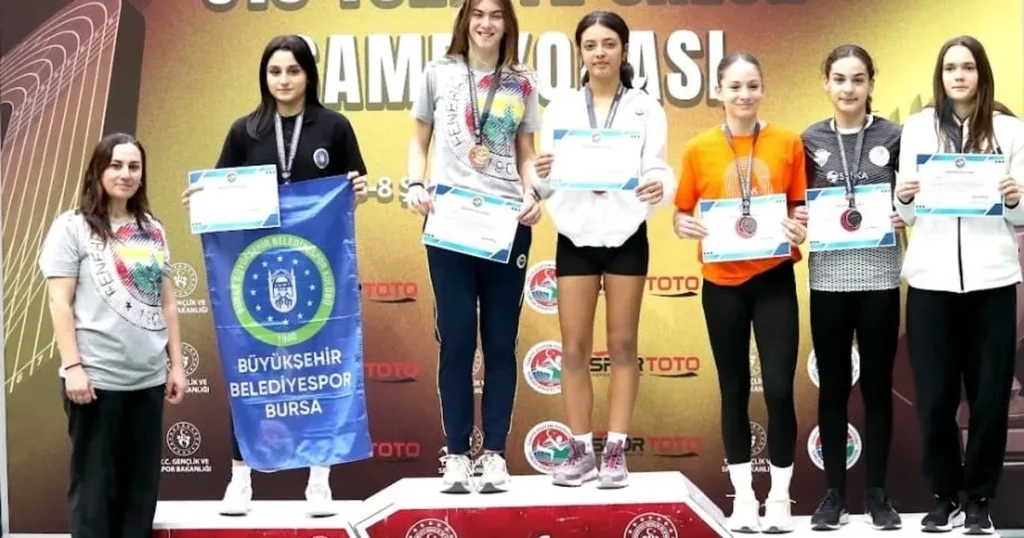 Bursalı atletler Türkiye Şampiyonası’nı 5 madalyayla tamamladı