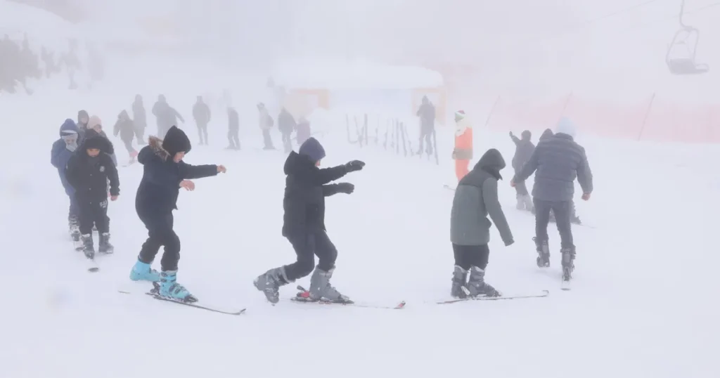 Çocukların Uludağ’da kar keyfi