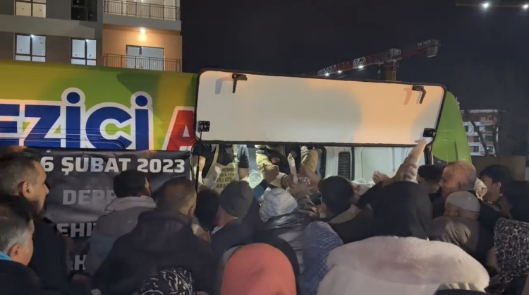 Deprem bölgesine ilk günden bu yana destek veren polis memuru Mustafa Şahin'den 6 Şubat’ta anlamlı vefa