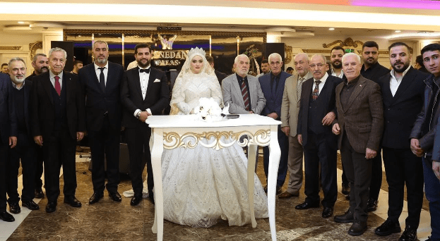 Bursa Cemiyet Hayatı Bu Düğünde Buluştu: Kılıçaslan ve Yurdakul Ailelerinin Mutlu Günü