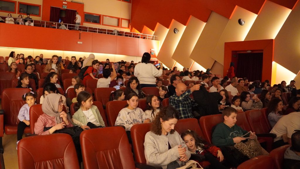 İznik’te Çevreci Dönüşüm: Atık Piller Tiyatro Biletine Dönüşüyor!