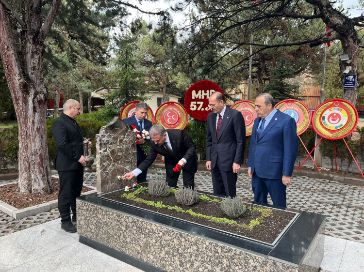 MHP’den Alparslan Türkeş’in kabrine ziyaret