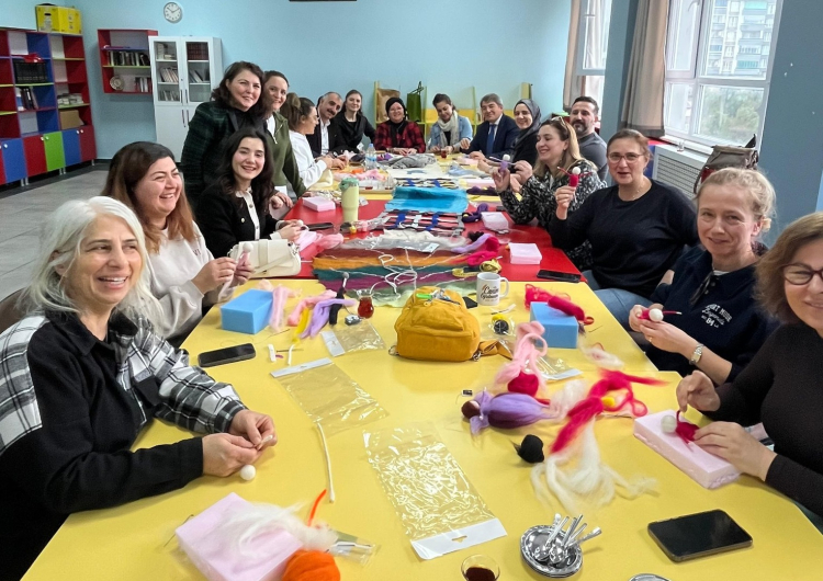 Mudanya'da öğretmenler geleneksel keçe sanatıyla buluştu Mudanya'da öğretmenler geleneksel keçe sanatıyla buluştu