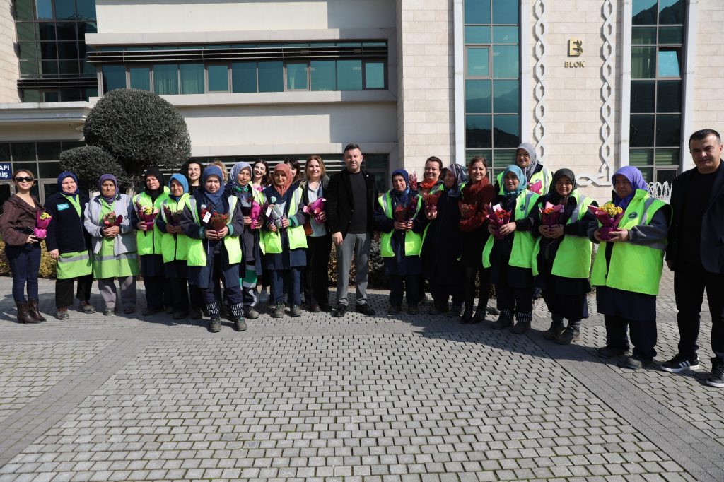 Bursa’da Kadın Emeğine Çiçekli Teşekkür