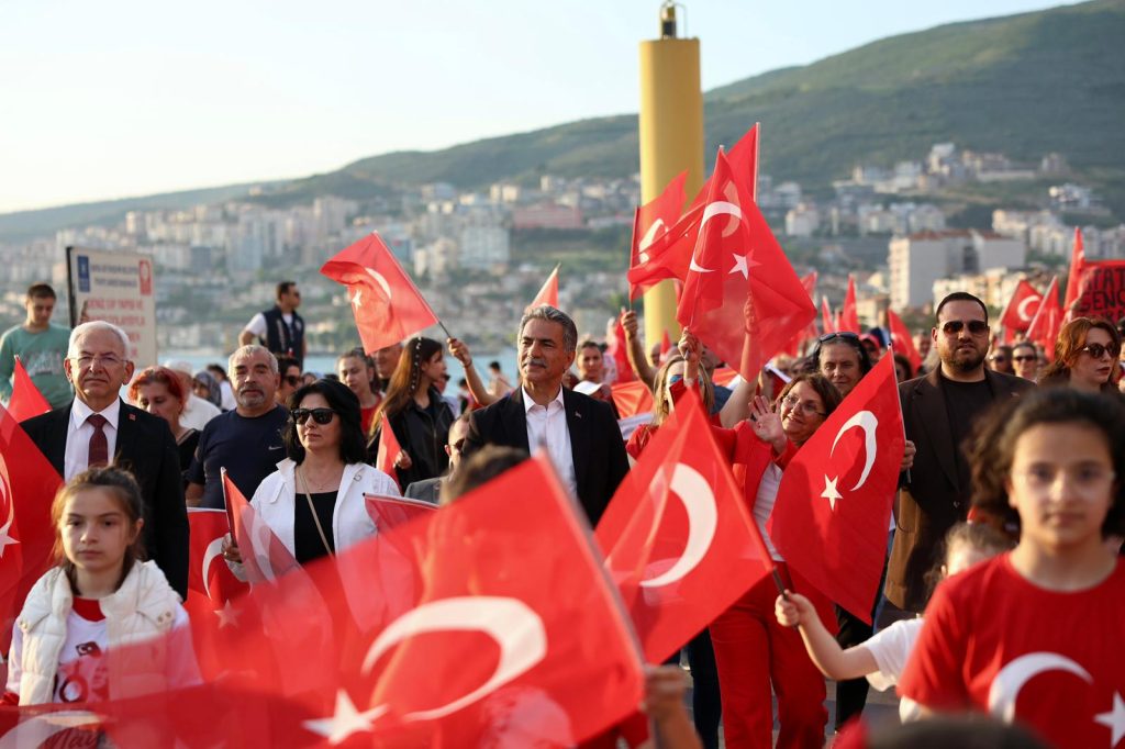 Gemlik Körfezi Rock Ritimleriyle Sallandı… Şükrü Deviren’den Gençliğe “Yolunuz Atatürk’ün Yolu Olsun” Çağrısı