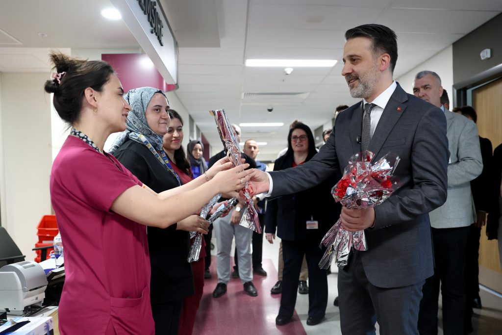 Başkan Vekili Şahin Biba Bursa Şehir Hastanesi’nde: Hemşireler Günü Unutulmadı