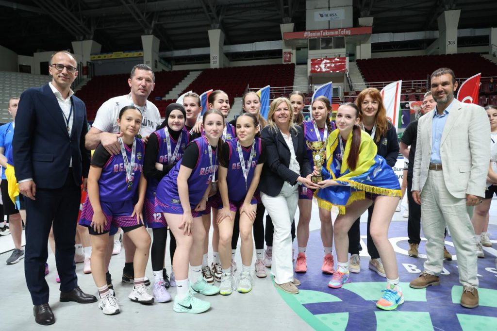 Bursa Büyükşehir Belediyespor Sahada Devleşti: Kardeş Şehirler Turnuvası Ödüllerle Son Buldu