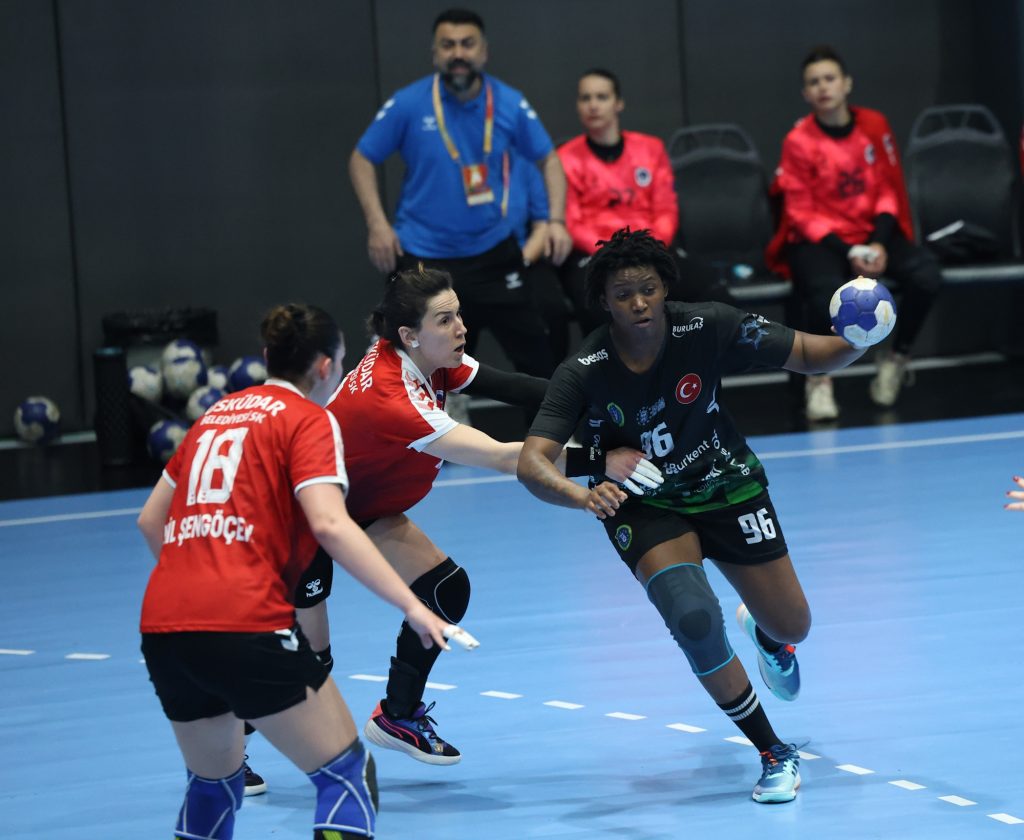 Bursa’da Tarihi Gece… Şampiyon Bursa Büyükşehir Belediyespor Sezonu 3 Kupayla Taçlandı
