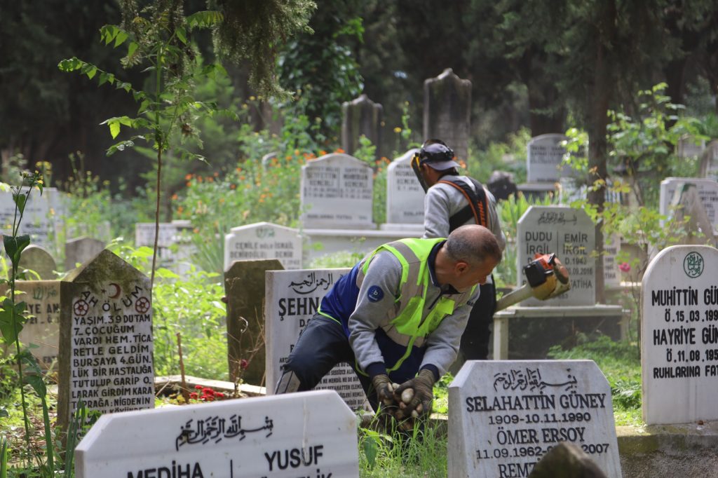 Bursa Büyükşehir’den Kabir Ziyaretlerine Titiz Hazırlık: 17 İlçedeki Mezarlıklar Bayram Öncesi Yenilendi