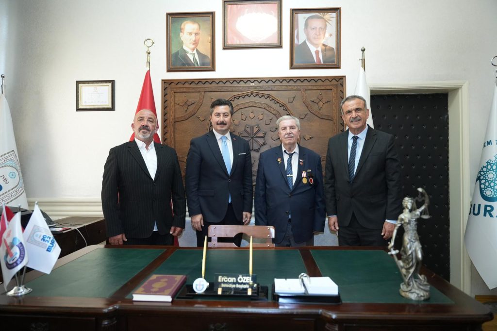 Başkanlık Makamında Duygusal Buluşma: Gazimağusa Belediye Başkanı Uluçay, Kıbrıs Gazisi Mustafa Özel İle Bir Araya Geldi