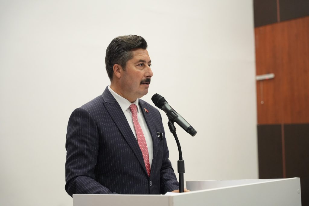 Yenişehir Belediyesi’nde Çifte Kutlama... Başkan Ercan Özel’e Duygusal Sürpriz