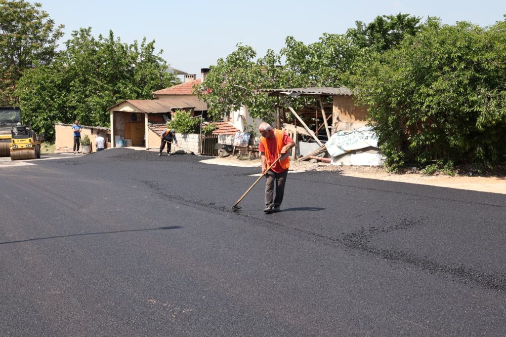 Osmangazi’de Ulaşım Yatırımları Hız Kesmiyor… Nilüferköy Kolej Caddesi Sıcak Asfalta Kavuştu