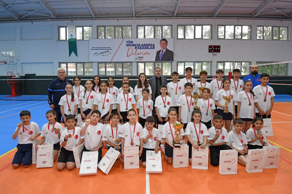 Osmangazi’de Badminton Devrimi… İlkokuldan Üniversiteye Tüm Kategorilerde Tarihi Türkiye Şampiyonluğu