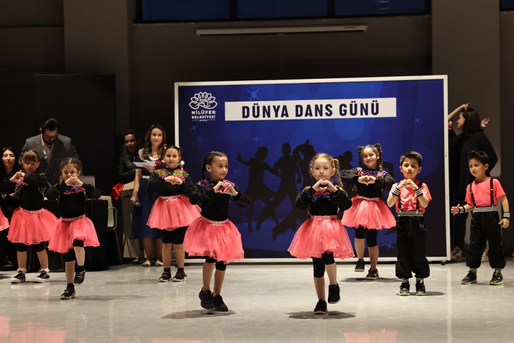 Nilüfer’de Dansın Ritmi Pancar Deposu’nu Sardı… Dünya Dans Günü Coşkuyla Kutlandı